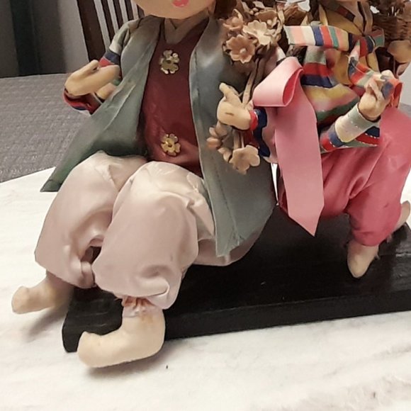 Vintage 1970's Pair of Bradley Asian Dolls on Lacquered Platform - Picture 6 of 11